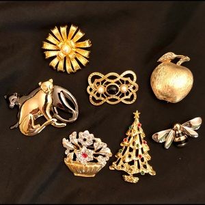 Group of seven, vintage brooches.